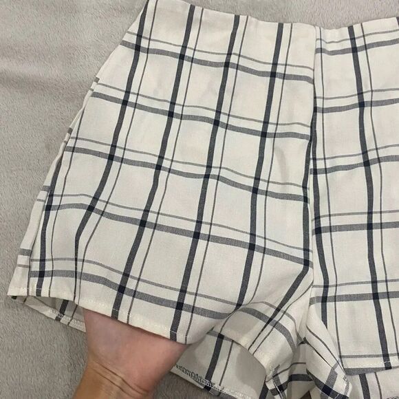 PrettyLittleThing White Grid Shorts Size 4 - Picture 2 of 6